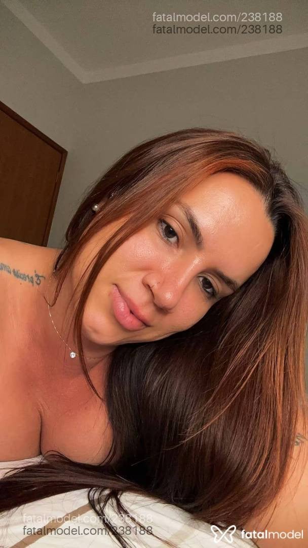 Acompanhante mulher trans com cabelo castanho de olhos castanhos - Camila castro