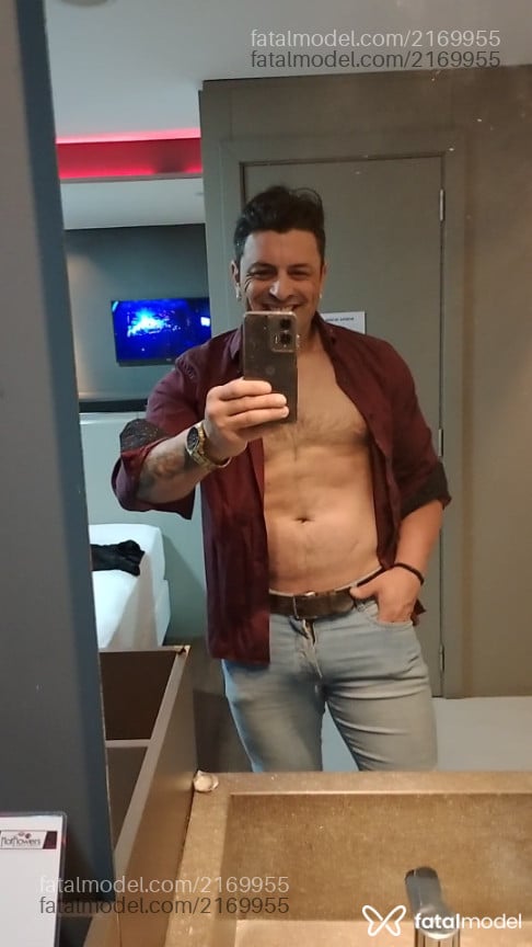 Acompanhante homem com cabelo castanho de olhos castanhos em Balneário Camboriú - João Duarte