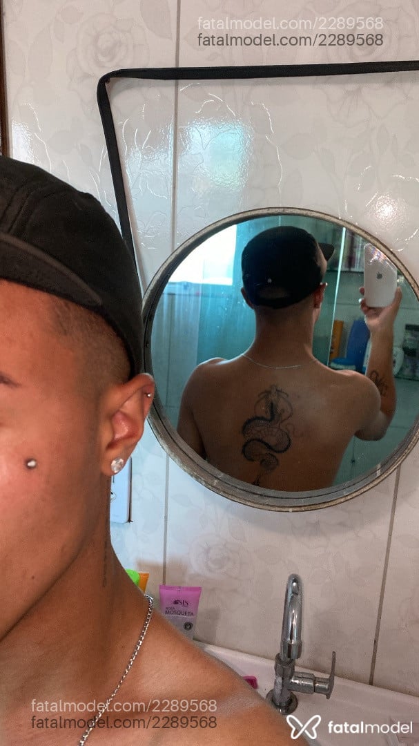 Acompanhante homem com cabelo castanho de olhos castanhos em Curitiba Acompanhante homem com cabelo castanho de olhos castanhos em Curitiba - Kaylan
