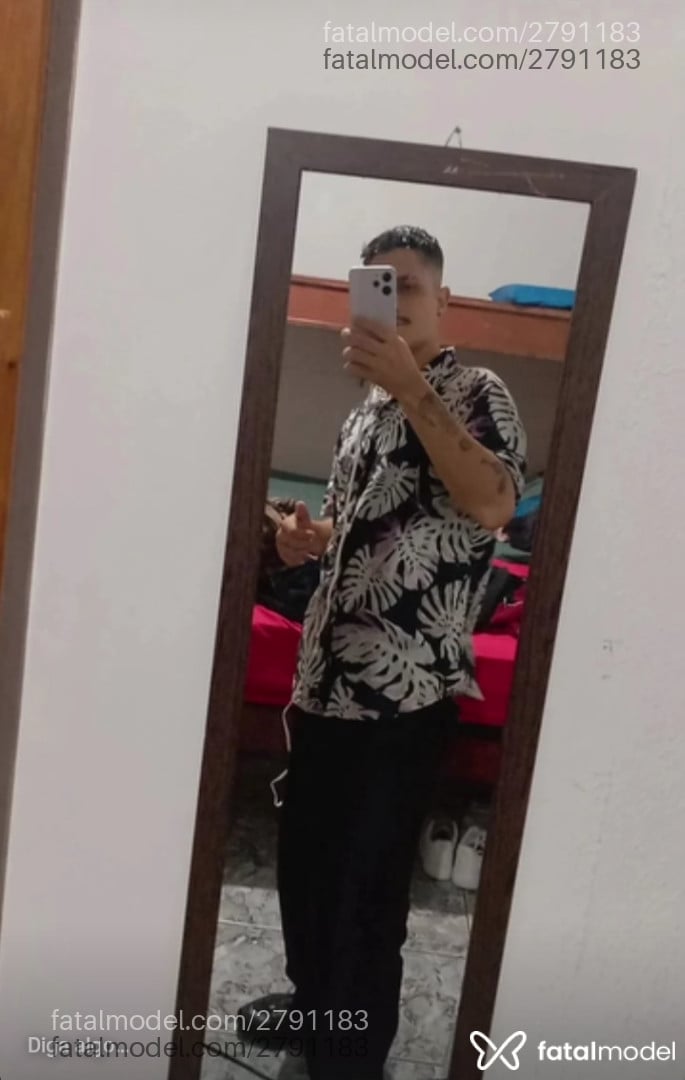 Acompanhante homem morena (o) de olhos pretos em Itajaí - Vinícius