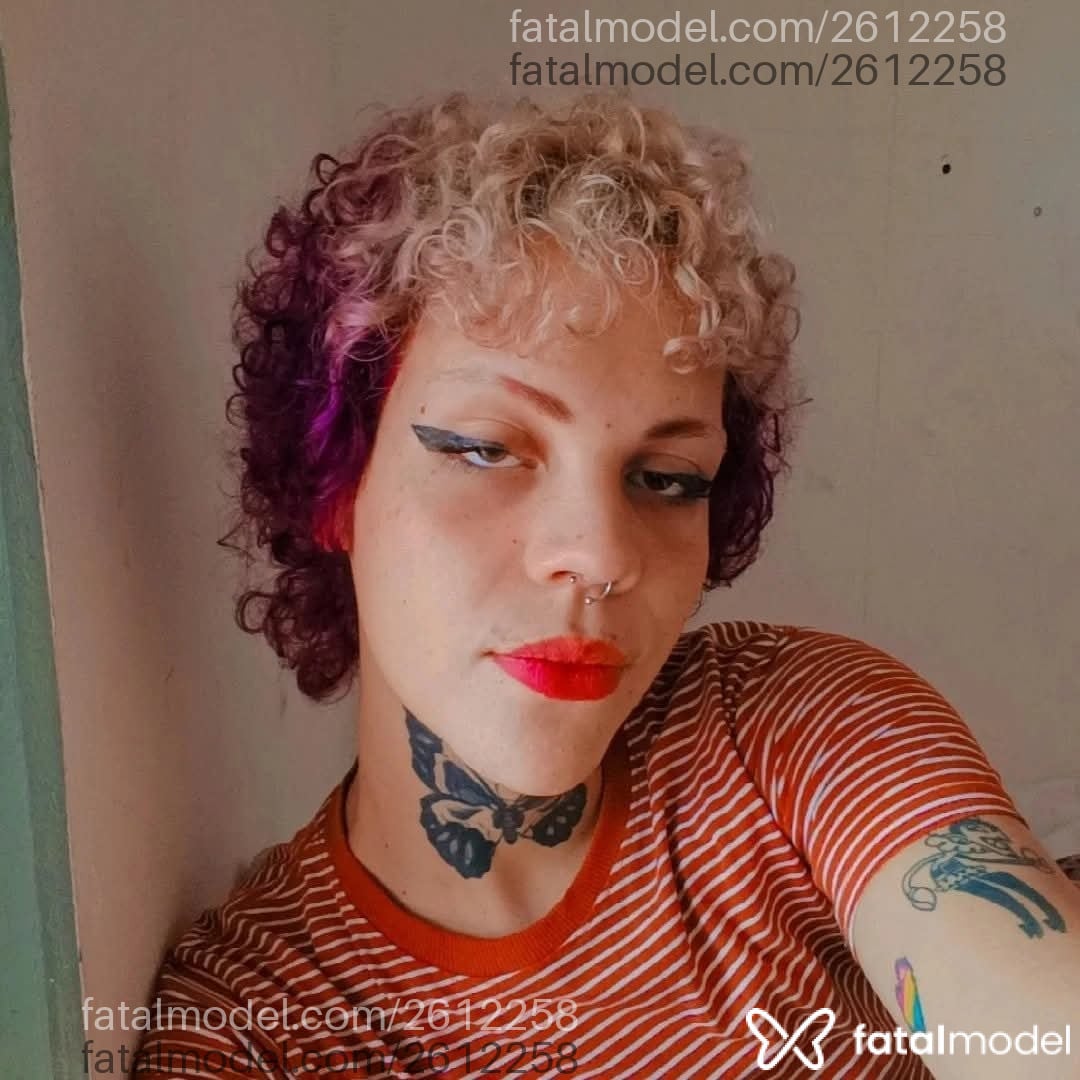 Acompanhante mulher trans com cabelo colorido de olhos castanhos em Maringá - Ruvy Ramonah