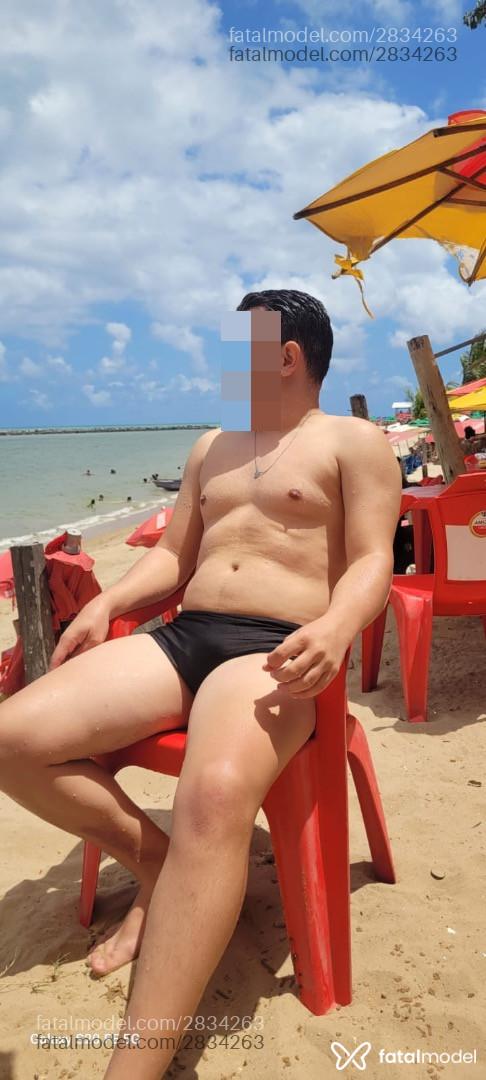 Acompanhante homem com cabelo grisalho de olhos castanhos em Virtual - Victor Hugo