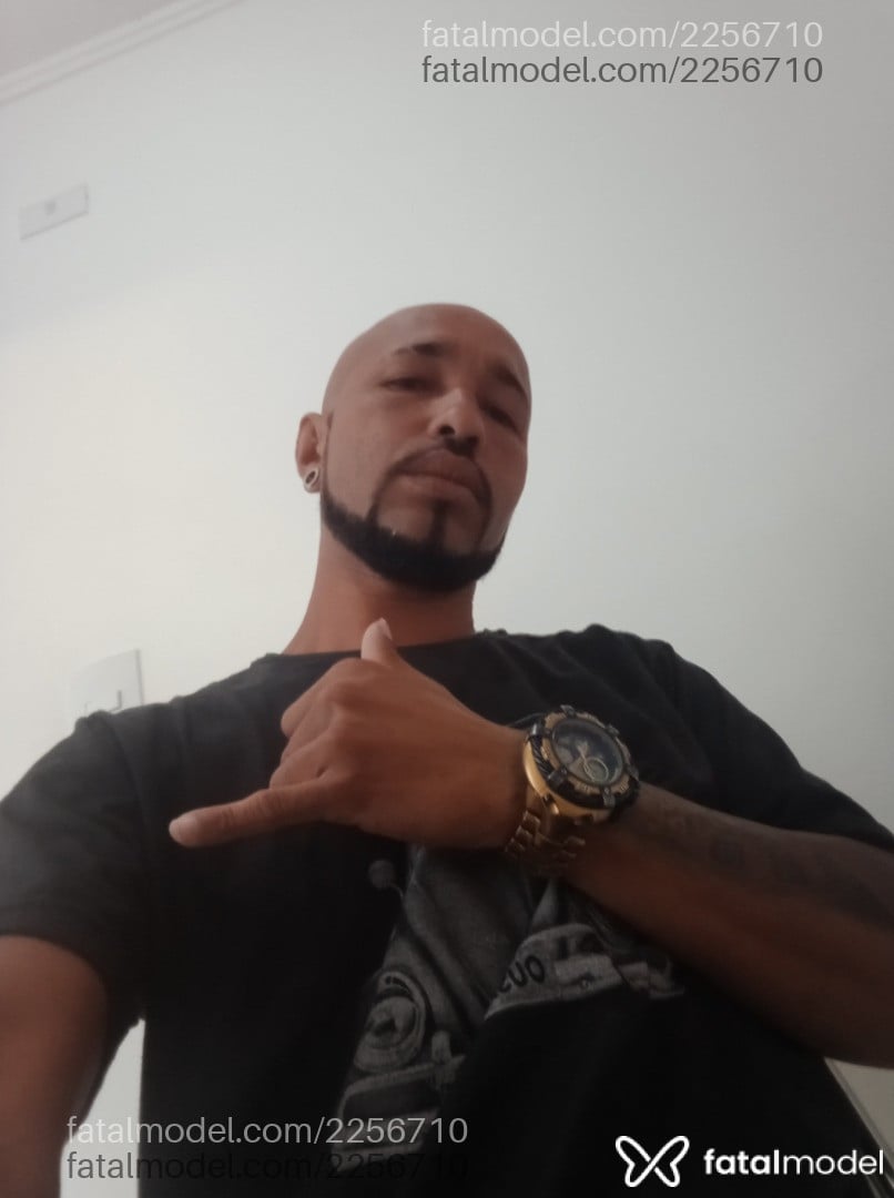 Acompanhante homem sem cabelo de olhos castanhos - Jesus Acompanhante homem sem cabelo de olhos castanhos - Jesus
