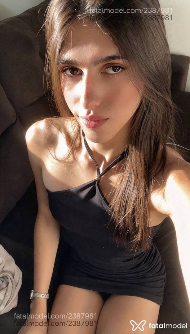 Acompanhante mulher trans com cabelo castanho de olhos castanhos - Ranny