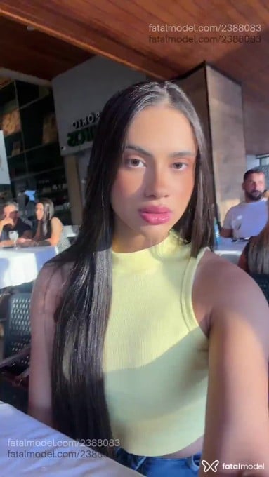 Acompanhante mulher com cabelo castanho de olhos castanhos - Mel Acompanhante mulher com cabelo castanho de olhos castanhos - Mel