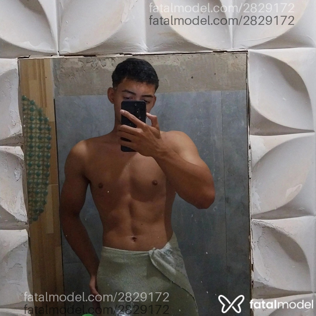 Acompanhante homem com cabelo castanho de olhos castanhos em Virtual - Matheus