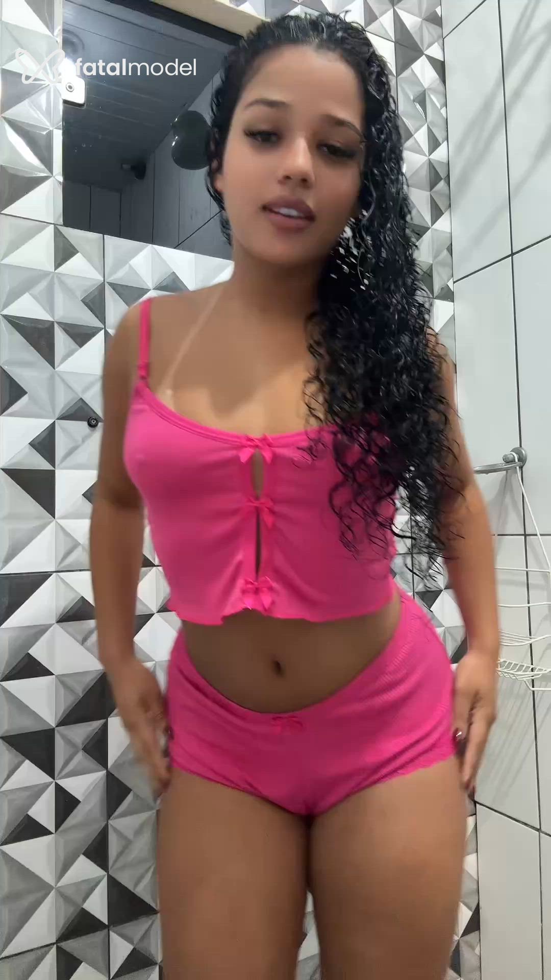Acompanhante mulher com cabelo castanho de olhos castanhos - Alinne Acompanhante mulher com cabelo castanho de olhos castanhos - Alinne