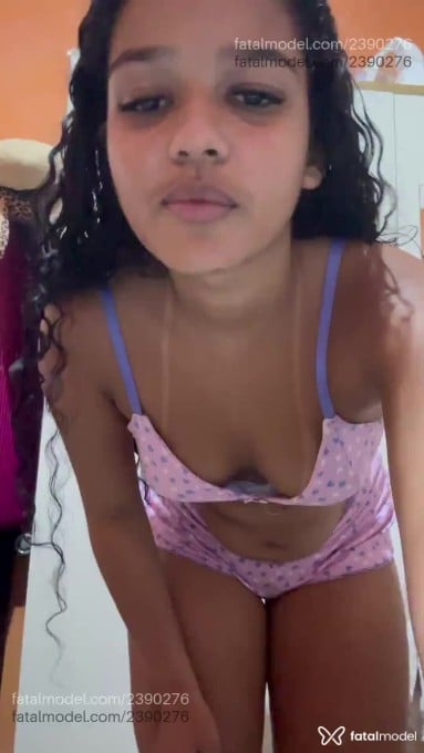 Acompanhante mulher com cabelo castanho de olhos castanhos - Alinne Acompanhante mulher com cabelo castanho de olhos castanhos - Alinne