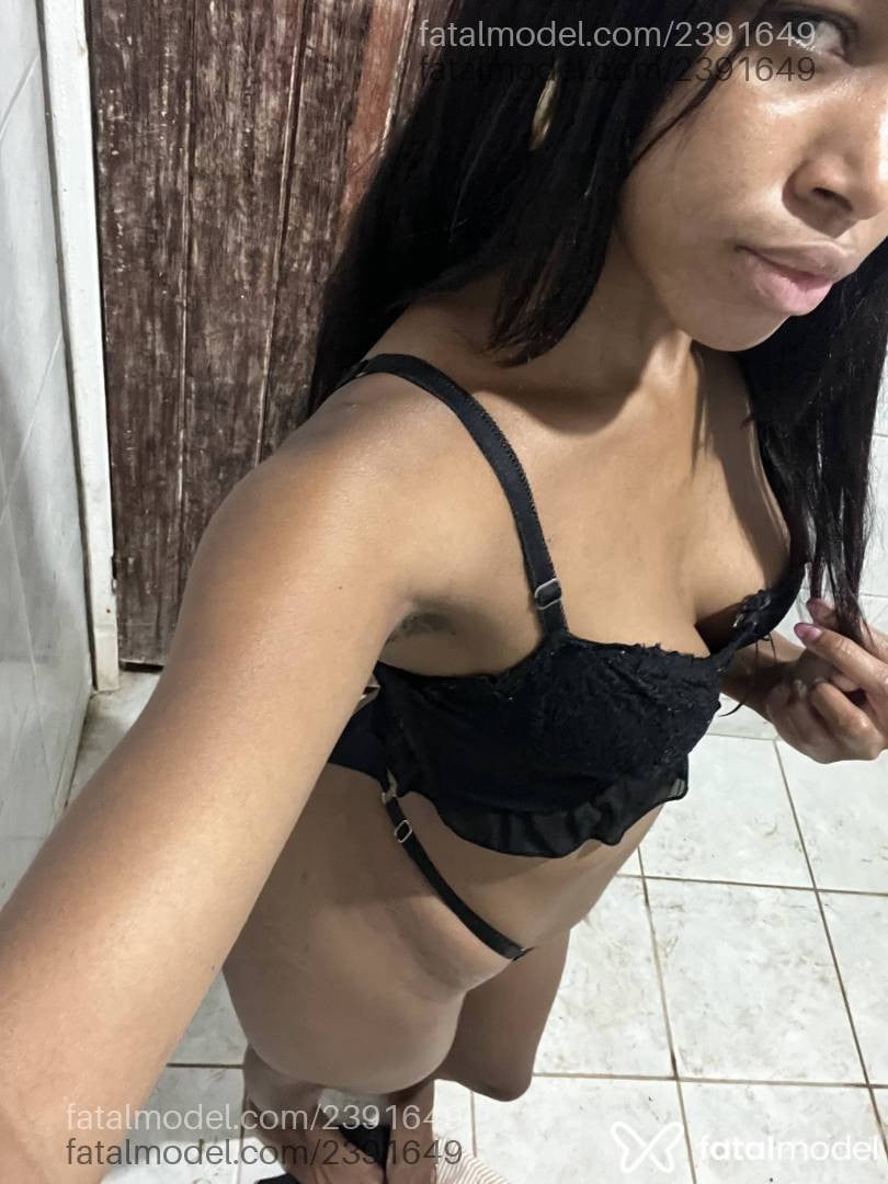 Acompanhante mulher com cabelo colorido de olhos castanhos - Jasmine Tenório