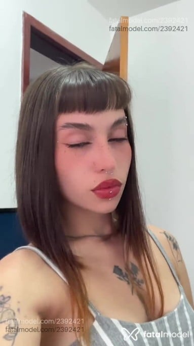 Acompanhante mulher com cabelo castanho de olhos verdes em Curitiba - Aggy