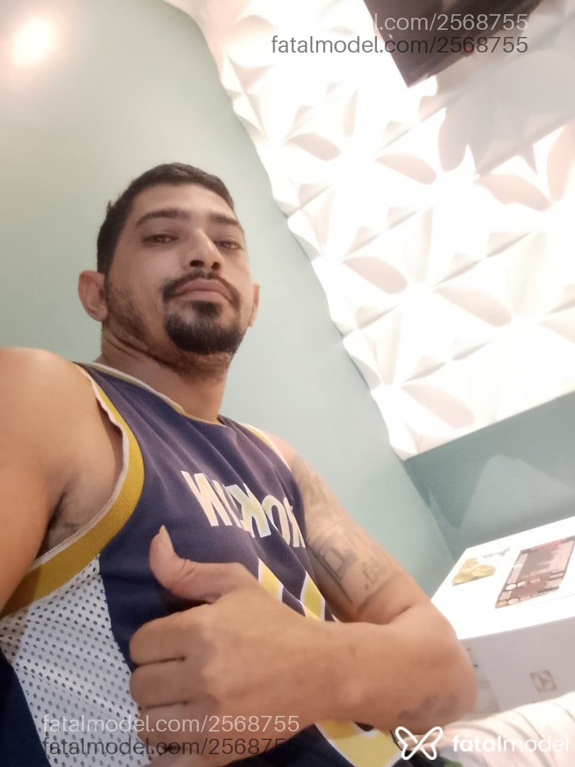 Acompanhante homem com cabelo castanho de olhos castanhos - Rachii Acompanhante homem com cabelo castanho de olhos castanhos - Rachii