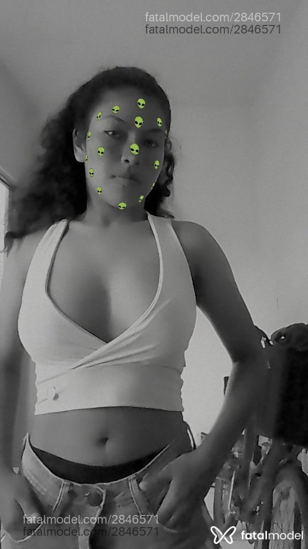 Acompanhante mulher morena (o) de olhos pretos - Adelayd