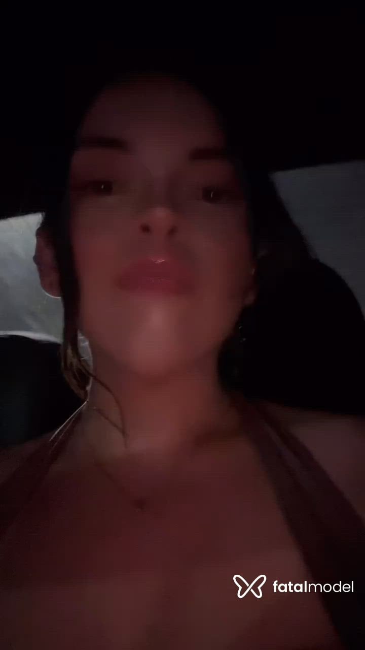 Acompanhante mulher morena (o) de olhos mel - Cristal Hellen