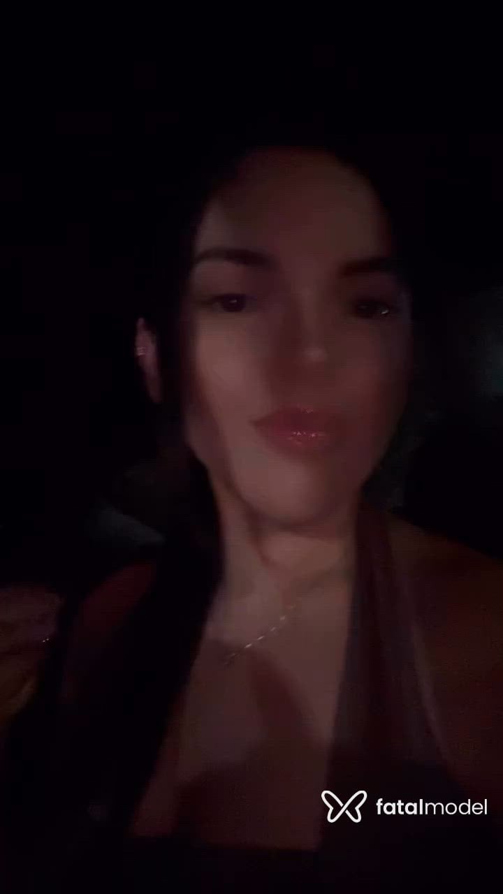 Acompanhante mulher morena (o) de olhos mel - Cristal Hellen