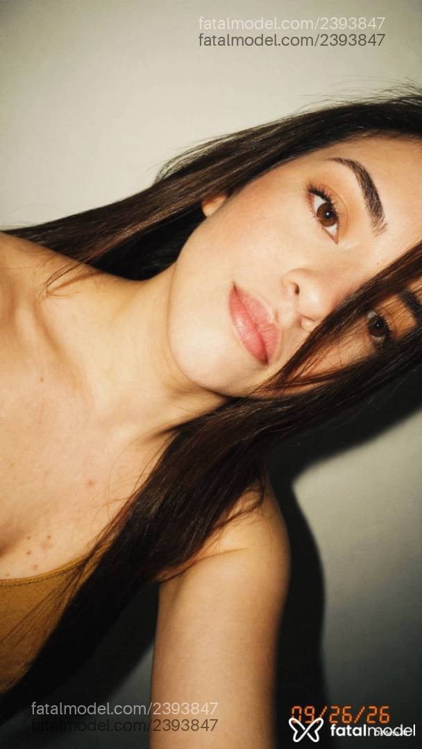 Acompanhante mulher morena (o) de olhos mel - Cristal Hellen