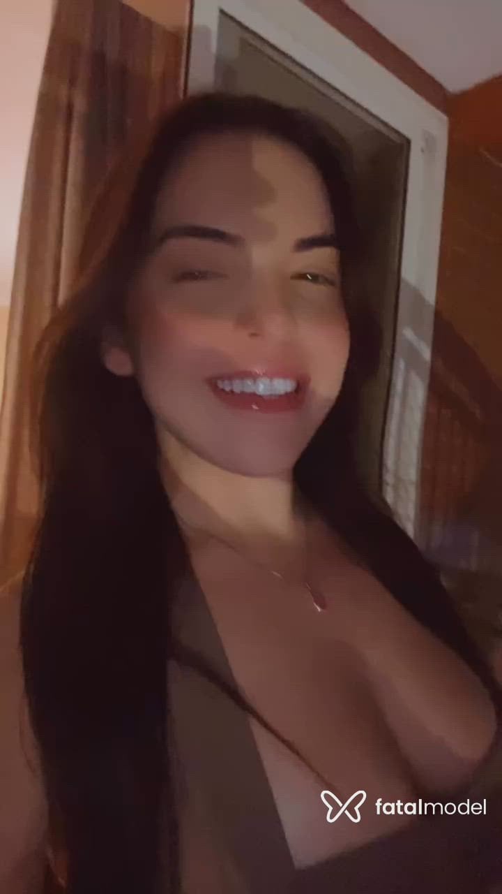 Acompanhante mulher morena (o) de olhos mel - Cristal Hellen