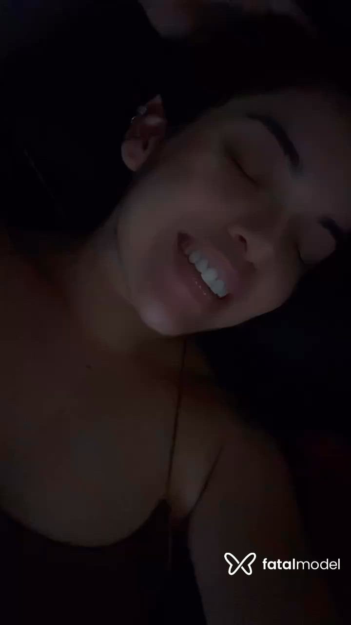Acompanhante mulher morena (o) de olhos mel - Cristal Hellen