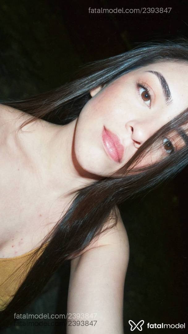 Acompanhante mulher morena (o) de olhos mel - Cristal Hellen