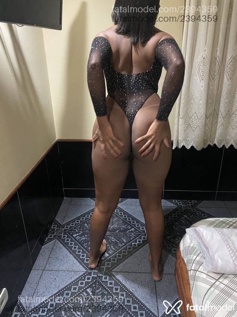 Acompanhante mulher com cabelo castanho de olhos castanhos - Júlia