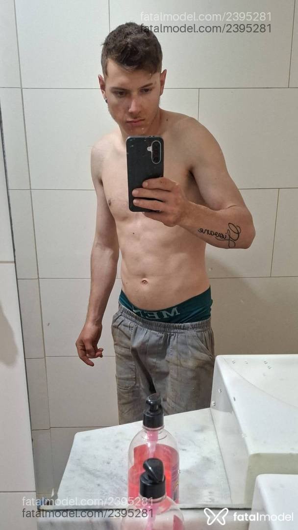 Acompanhante homem loira (o) de olhos verdes - Thiago