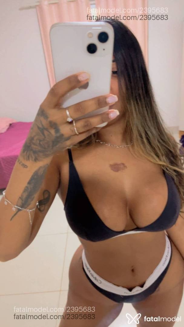 Acompanhante mulher loira (o) de olhos pretos - Lara Carvalho