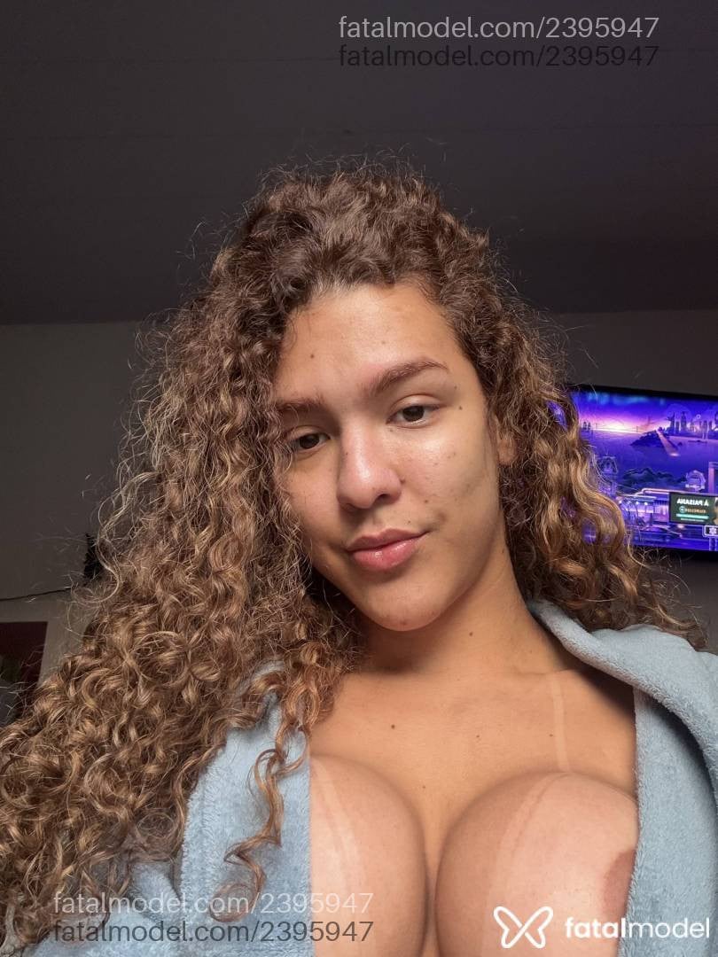 Acompanhante mulher trans com cabelo castanho de olhos castanhos - Helena Marrie