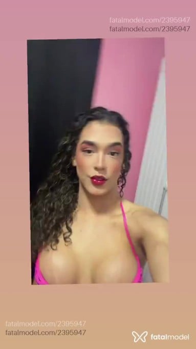 Acompanhante mulher trans com cabelo castanho de olhos castanhos em Canoas - Helena Marrie