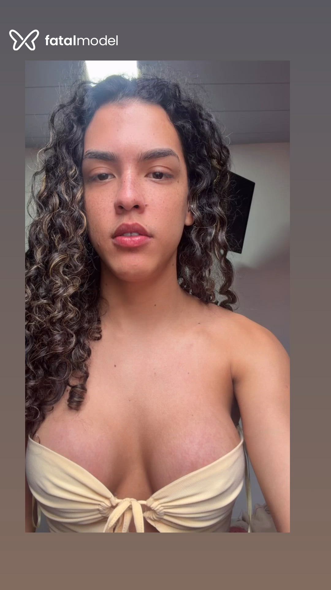 Acompanhante mulher trans com cabelo castanho de olhos castanhos - Helena Marrie