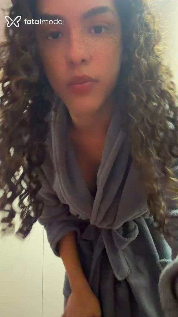 Acompanhante mulher trans com cabelo castanho de olhos castanhos - Helena Marrie