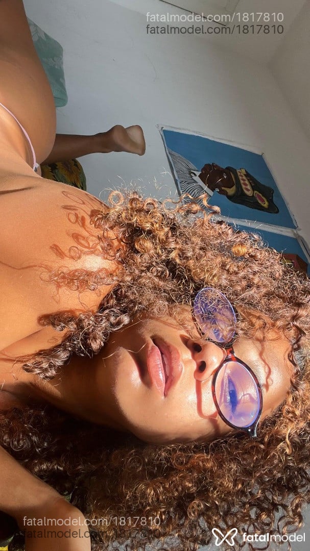 Acompanhante mulher com cabelo castanho de olhos mel - Manu Acompanhante mulher com cabelo castanho de olhos mel - Manu
