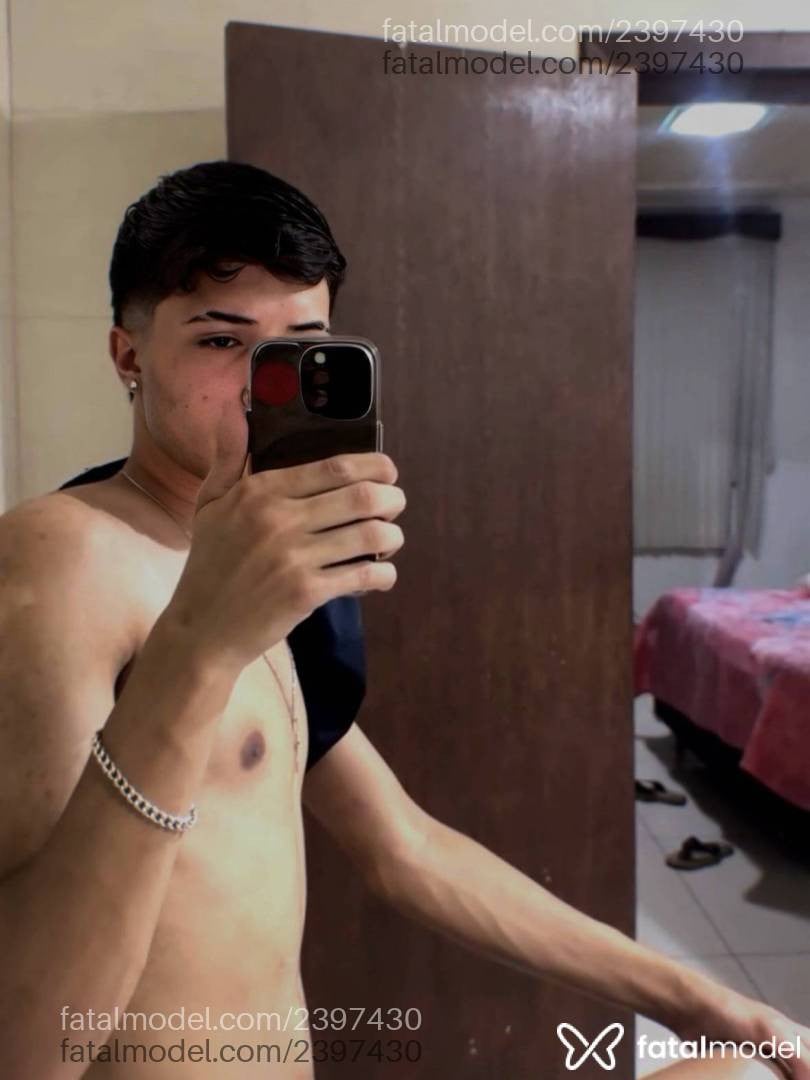 Acompanhante homem com cabelo castanho de olhos castanhos - Rique Acompanhante homem com cabelo castanho de olhos castanhos - Rique