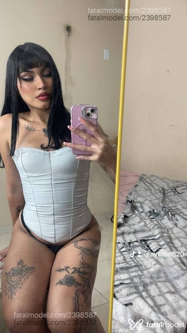 Acompanhante mulher trans morena (o) de olhos castanhos - Nicole Fox