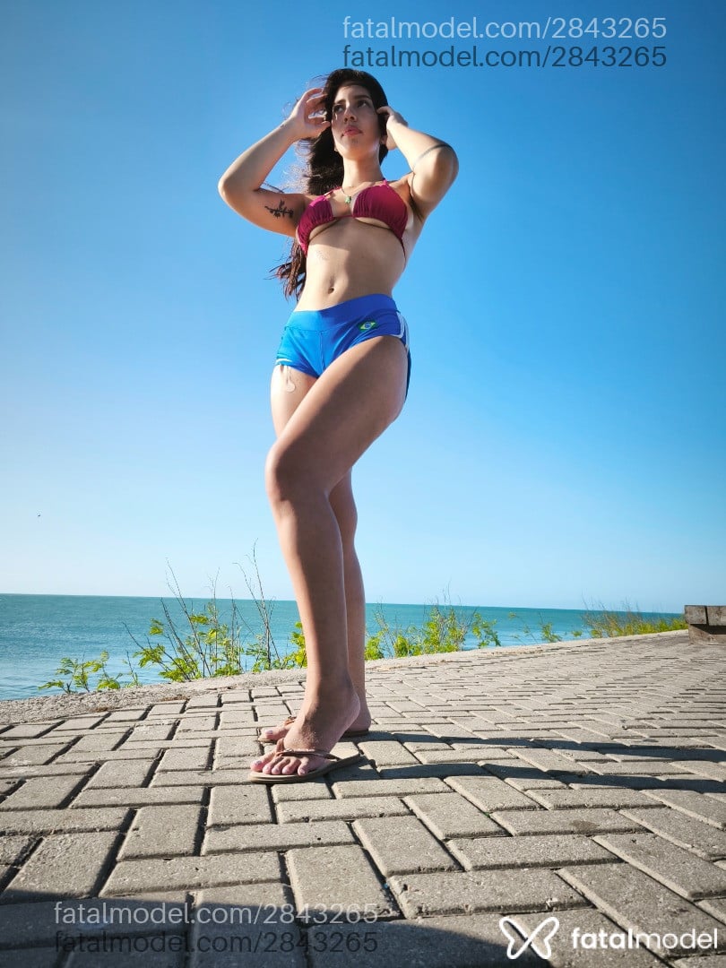 Acompanhante mulher com cabelo castanho de olhos castanhos - Coral