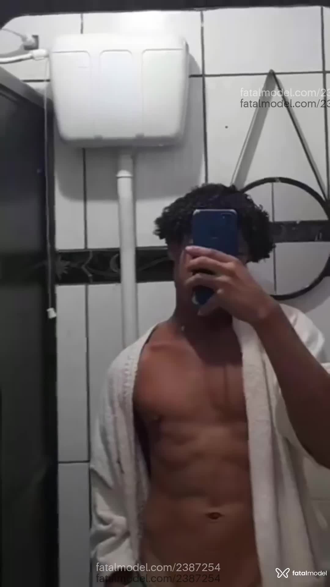 Acompanhante homem com cabelo castanho de olhos mel em Joinville - Hiustom