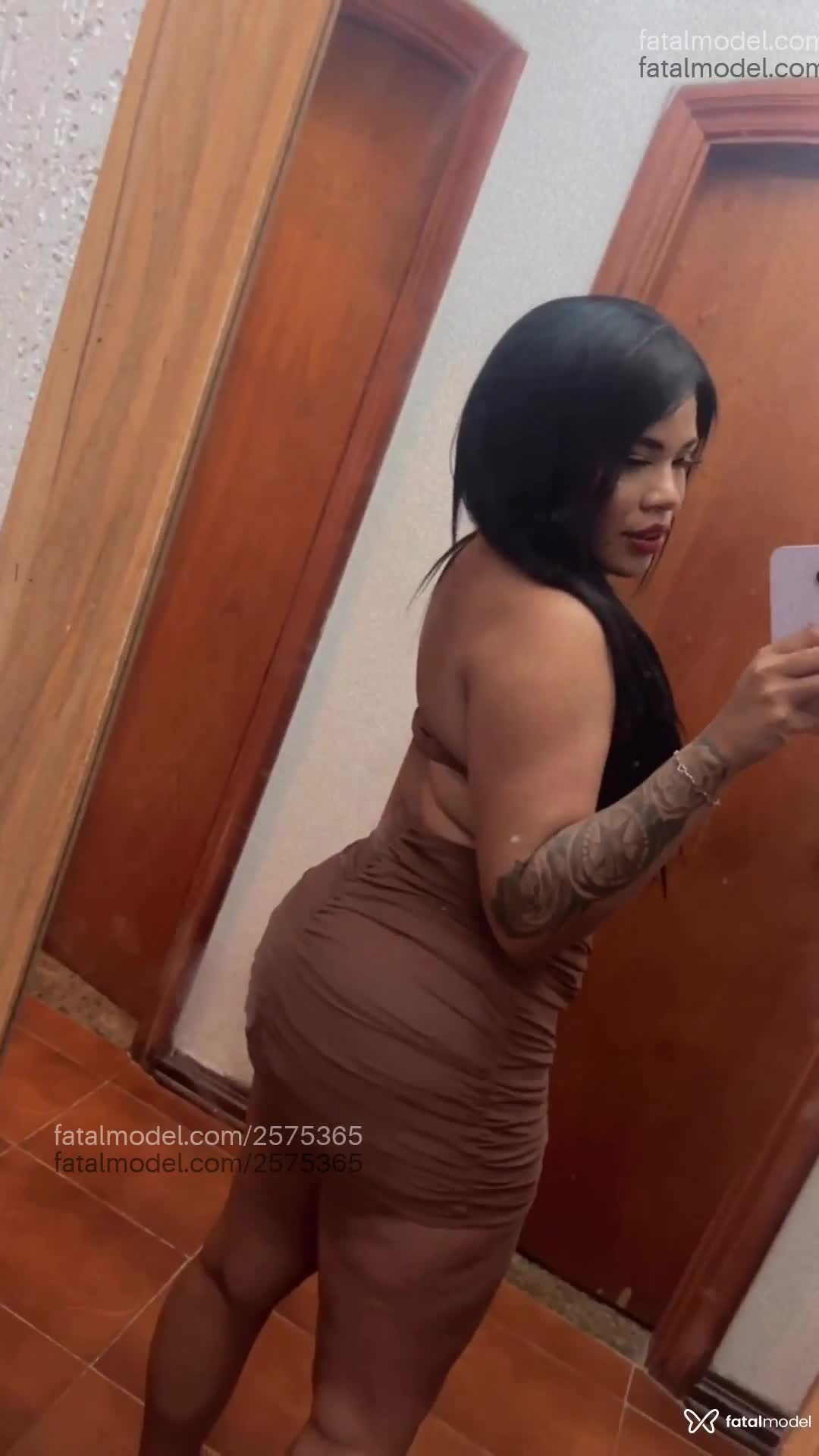 Acompanhante mulher morena (o) de olhos castanhos em Guarujá Acompanhante mulher morena (o) de olhos castanhos em Guarujá - Alinne Reis
