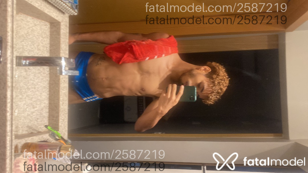 Acompanhante homem com cabelo grisalho de olhos castanhos em Goiânia - Mek Lovers