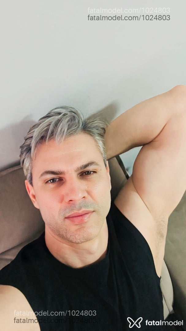 Acompanhante homem com cabelo grisalho de olhos castanhos em São Paulo - David Martins