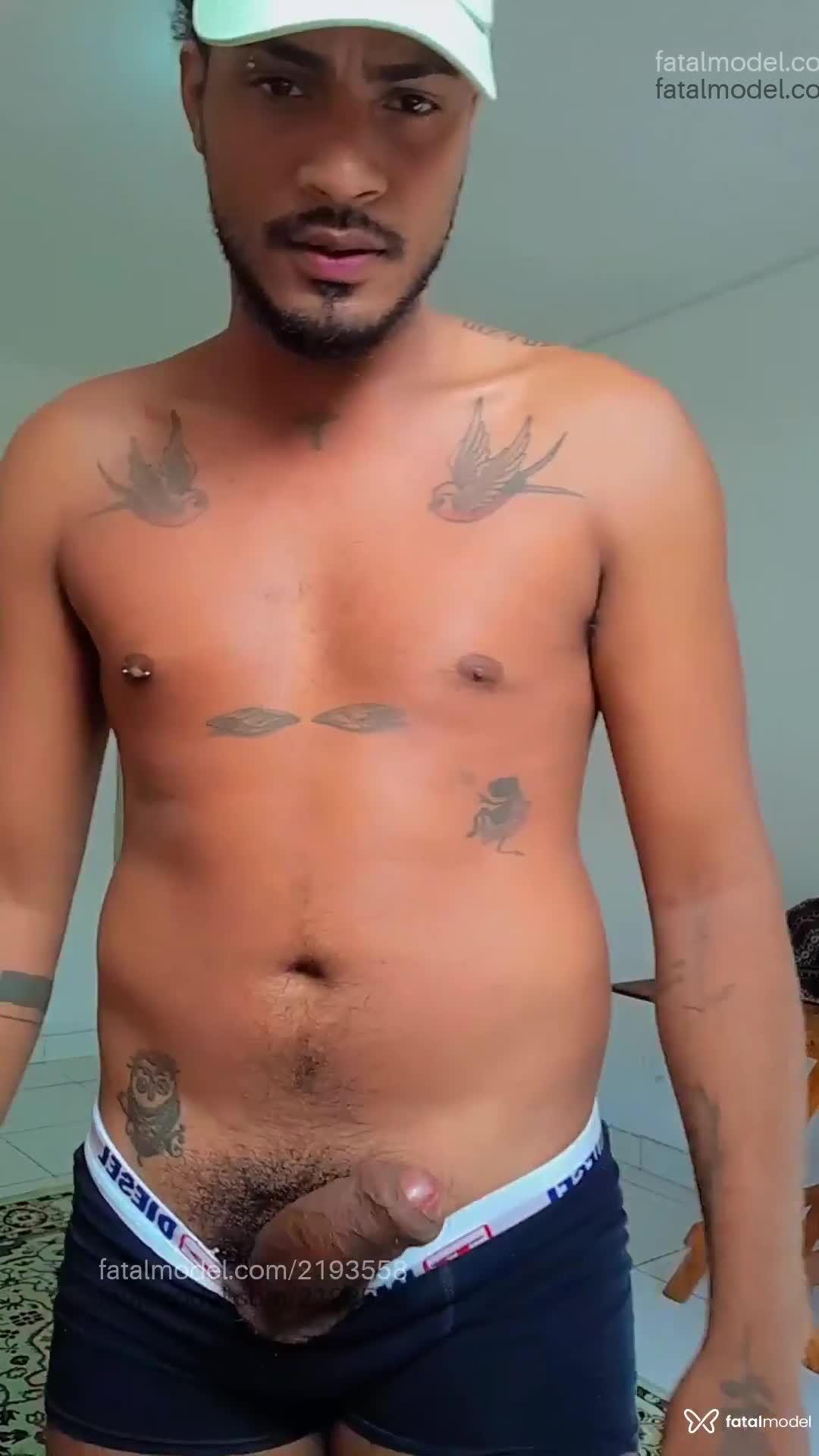 Acompanhante homem com cabelo castanho de olhos castanhos em Vitória da Conquista Acompanhante homem com cabelo castanho de olhos castanhos em Vitória da Conquista - Preto Raro