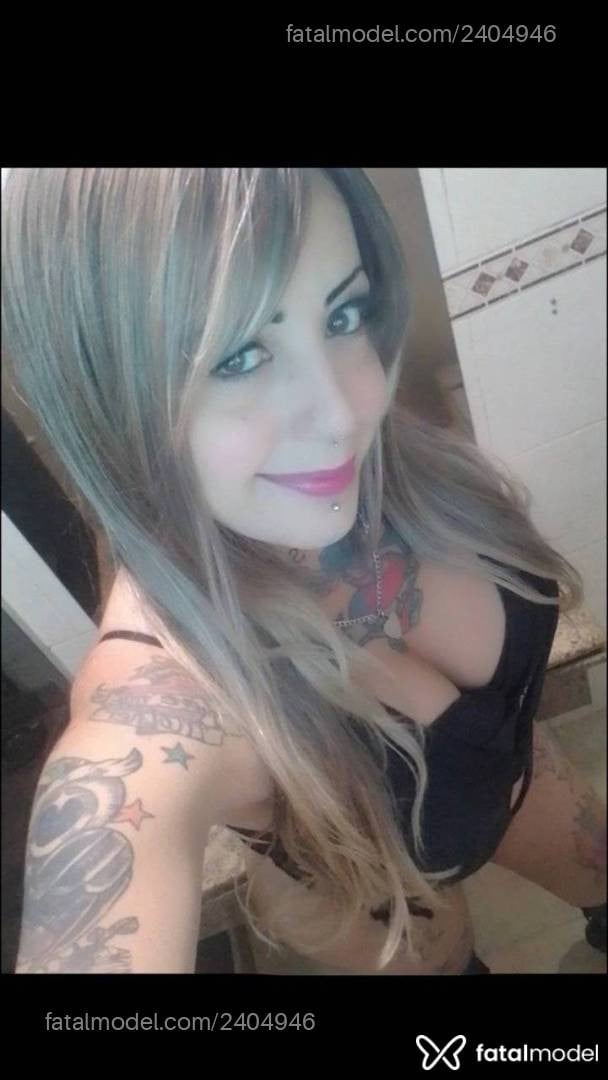 Acompanhante mulher trans com cabelo colorido de olhos verdes em Duque de Caxias - Daniela Veiga