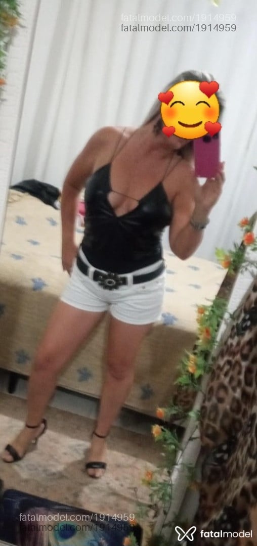 Acompanhante mulher loira (o) de olhos mel - Dinny Acompanhante mulher loira (o) de olhos mel - Dinny