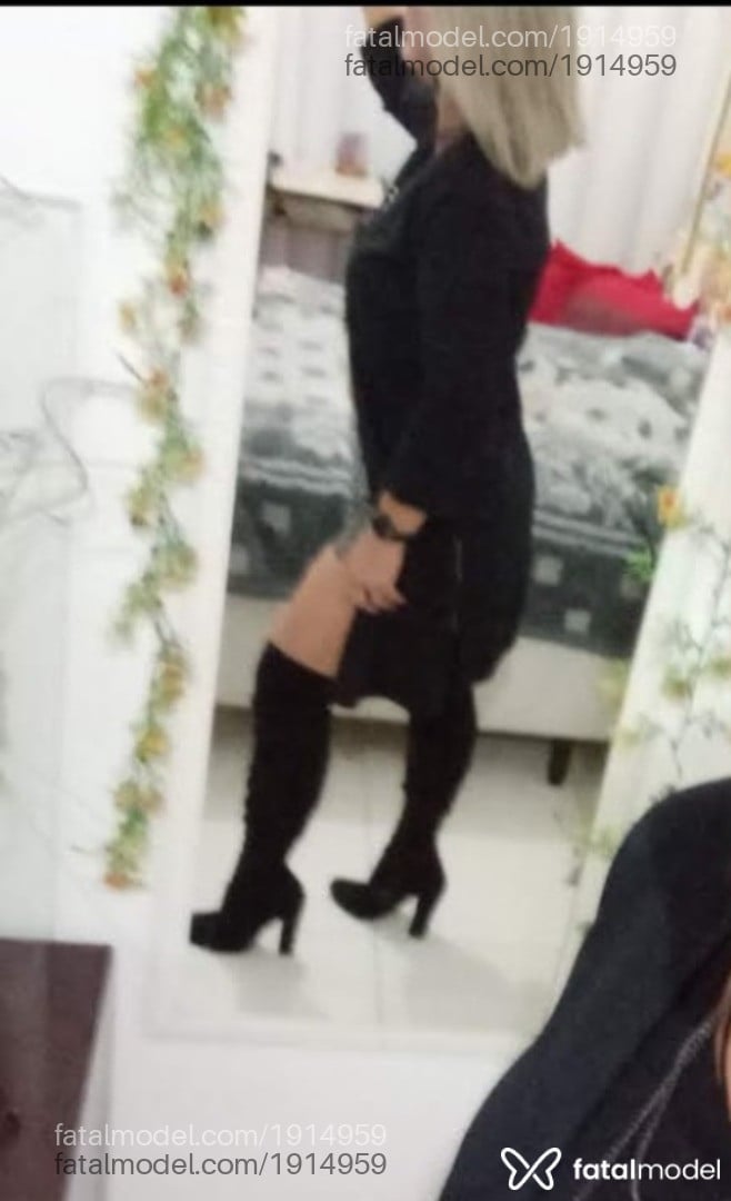 Acompanhante mulher loira (o) de olhos mel - Dinny Acompanhante mulher loira (o) de olhos mel - Dinny