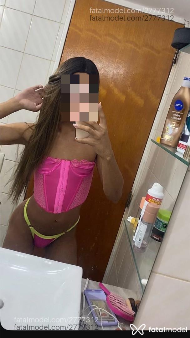 Acompanhante mulher trans com cabelo castanho de olhos verdes em Goiânia - Letícia Campos