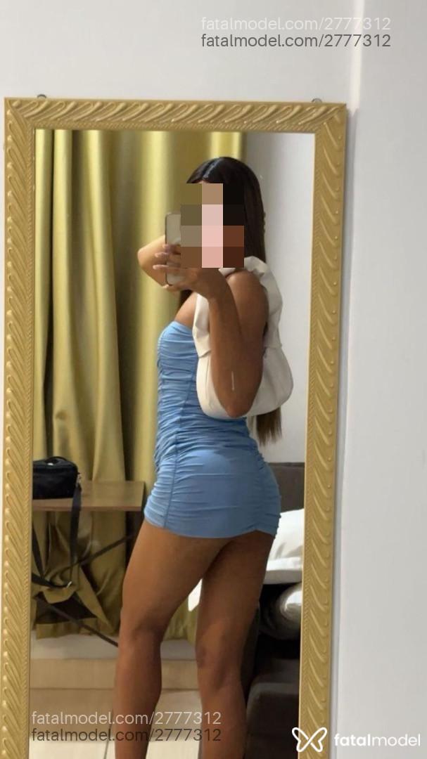 Acompanhante mulher trans com cabelo castanho de olhos verdes em Goiânia - Letícia Campos