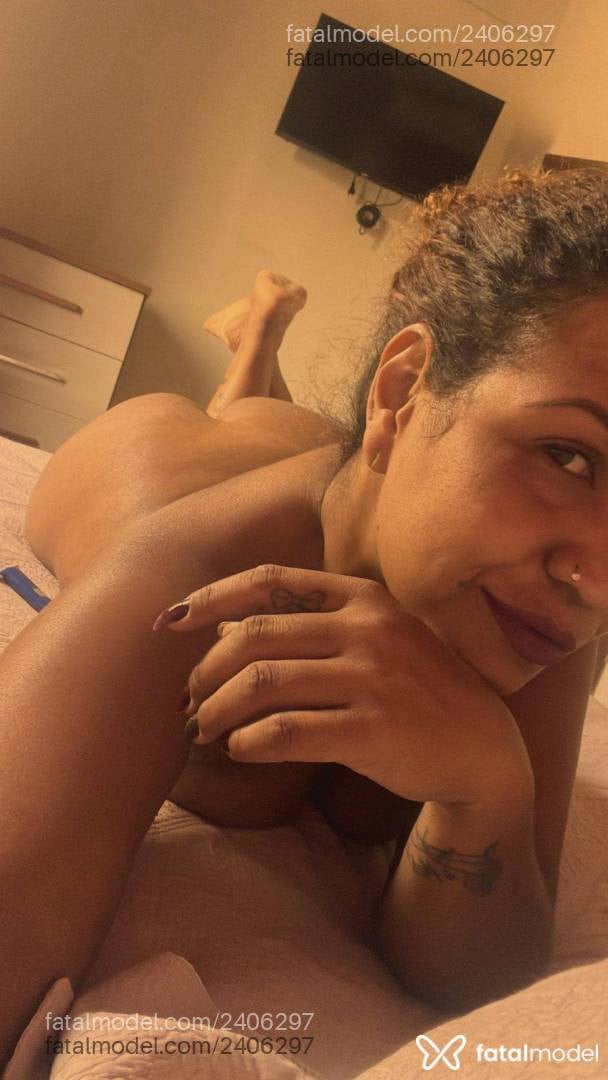 Acompanhante mulher com cabelo colorido de olhos castanhos - Ravena Leal