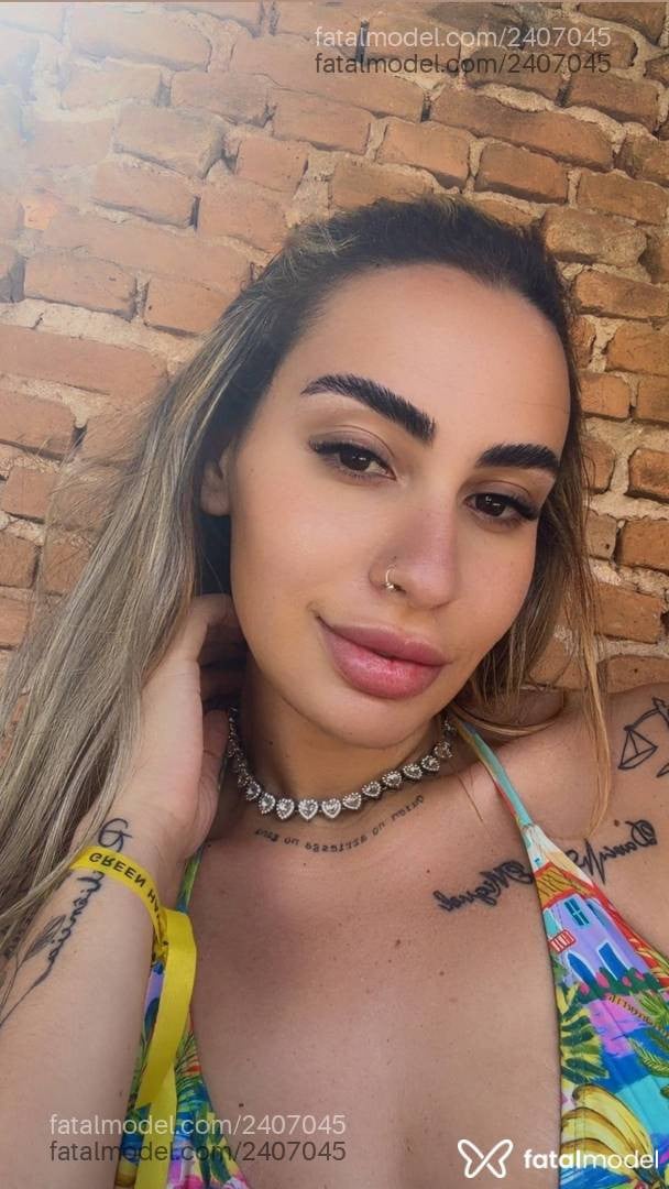 Acompanhante mulher loira (o) de olhos mel - Camila Goiana
