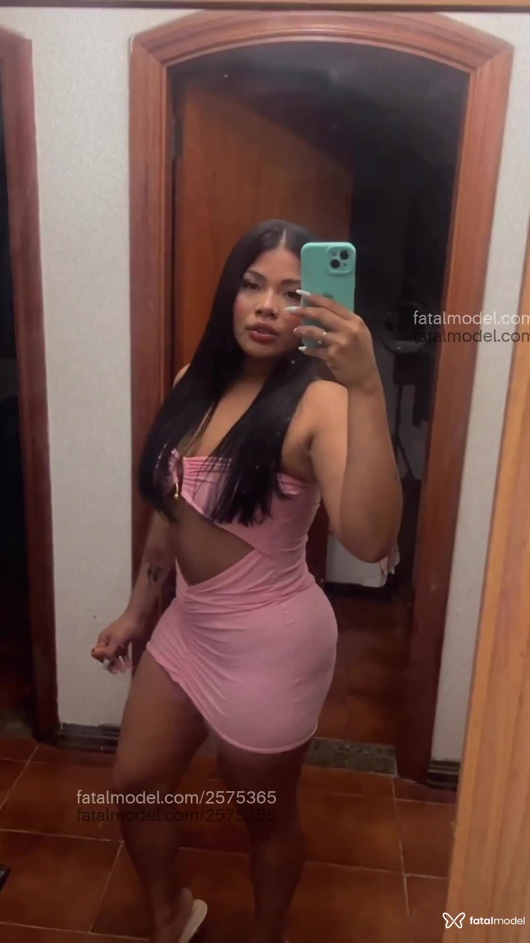 Acompanhante mulher morena (o) de olhos castanhos em Guarujá Acompanhante mulher morena (o) de olhos castanhos em Guarujá - Alinne Reis