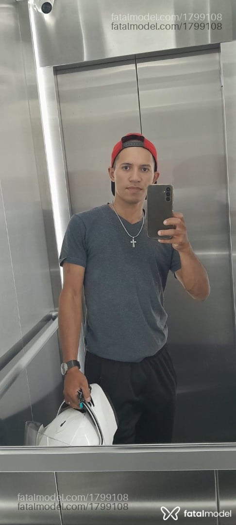 Acompanhante homem sem cabelo de olhos castanhos - Guerreiro Acompanhante homem sem cabelo de olhos castanhos - Guerreiro