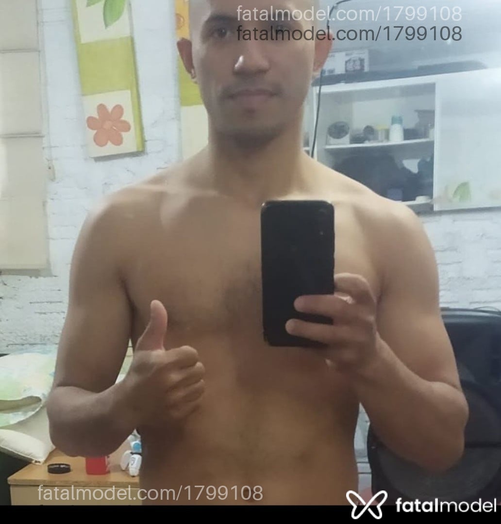 Acompanhante homem sem cabelo de olhos castanhos - Guerreiro Acompanhante homem sem cabelo de olhos castanhos - Guerreiro