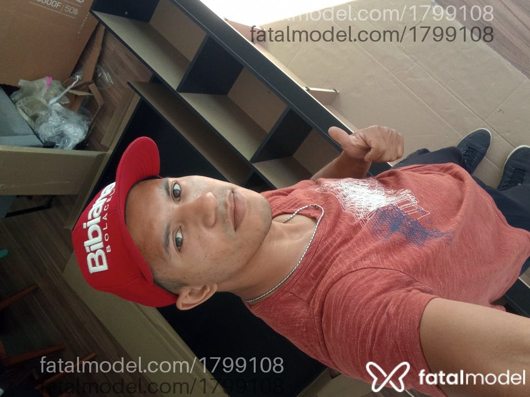 Acompanhante homem sem cabelo de olhos castanhos - Guerreiro Acompanhante homem sem cabelo de olhos castanhos - Guerreiro