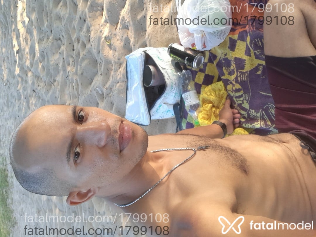Acompanhante homem sem cabelo de olhos castanhos - Guerreiro Acompanhante homem sem cabelo de olhos castanhos - Guerreiro